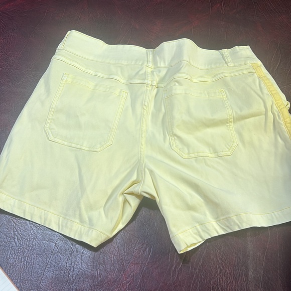 Spanx Stretch Twill Pull On Shorts - Picture 3 of 4